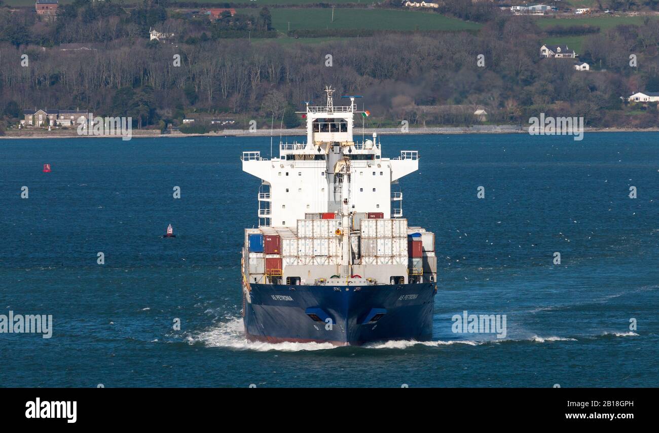 Cork Harbour, Cork, Irlande. 20 février 2020. Navire-conteneur ALORS QUE PETRONIA quitte le port de Cork, en Irlande, avec des conteneurs de marchandises à exporter, liés f Banque D'Images