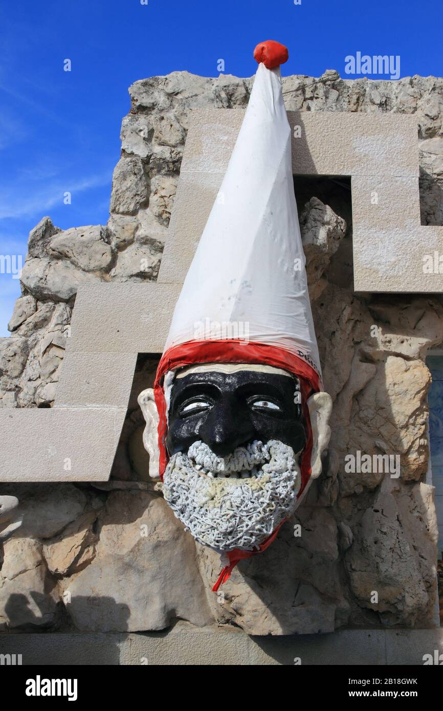 Monument au masque typique du carnaval de montemarano , le Caporabballo . Banque D'Images