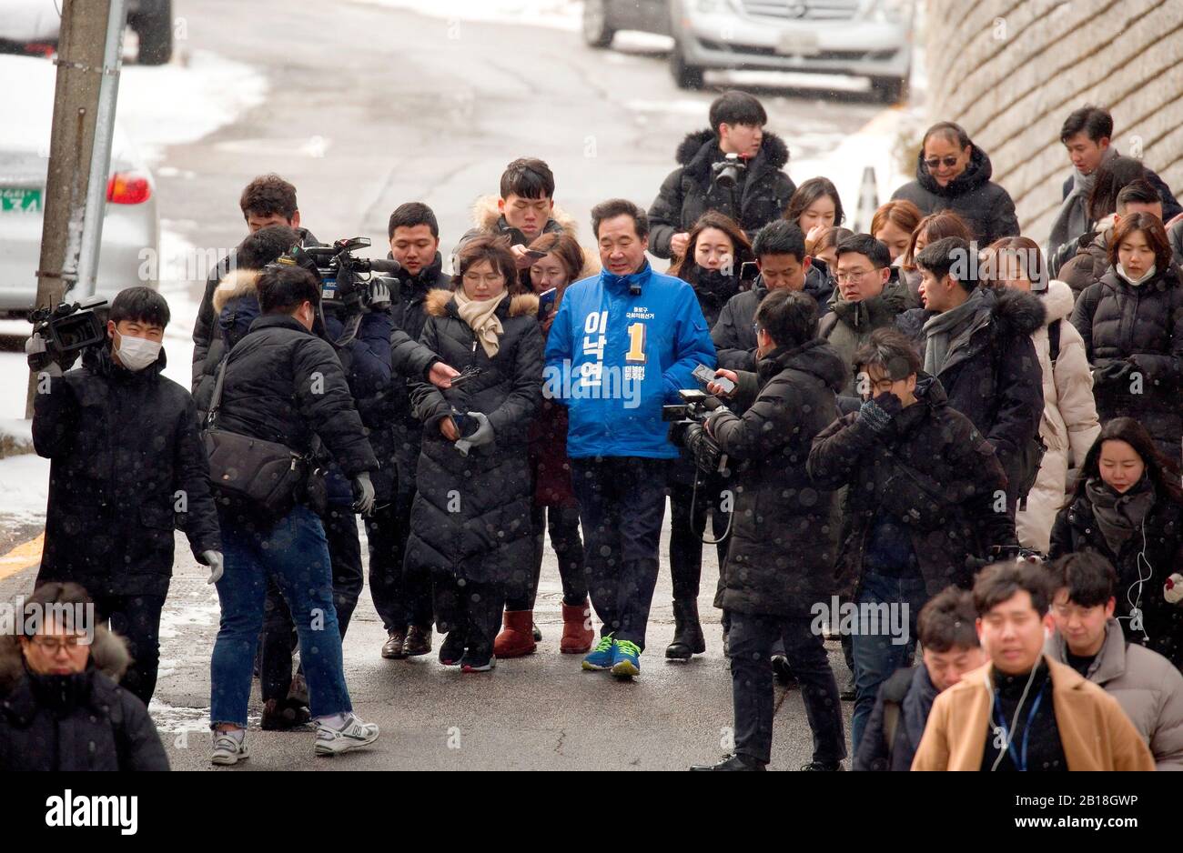 Lee Nak-Yon, 17 février 2020 : ancien Premier ministre de la Corée du Sud et candidat du Parti démocratique au pouvoir aux élections générales du 15 avril, Lee Nak-Yon (C) lors de sa campagne dans le district de Jongno à Séoul, en Corée du Sud, comme reporters le suivent. Lee se tiendra à Jongno, une circonscription symbolique de la politique coréenne où les influences de la politique sont élues. Hwang Kyo-Ahn, le chef du parti conservateur de L'opposition principale, United Future Party (UFP), est également présent dans la circonscription. (Photo de Lee Jae-Won/AFLO) (CORÉE DU SUD) Banque D'Images