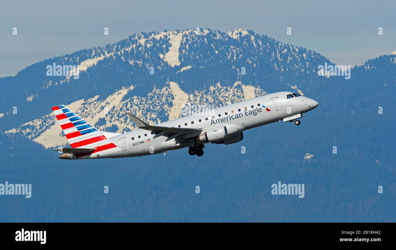 Richmond, Colombie-Britannique, Canada. 21 février 2020. Un avion régional American Eagle Airlines Embraer E175 LR (N217 NN), propriété et exploité par Compass Airlines, aéroporté après le décollage de l'aéroport international de Vancouver. Crédit: Bayne Stanley/Zuma Wire/Alay Live News Banque D'Images