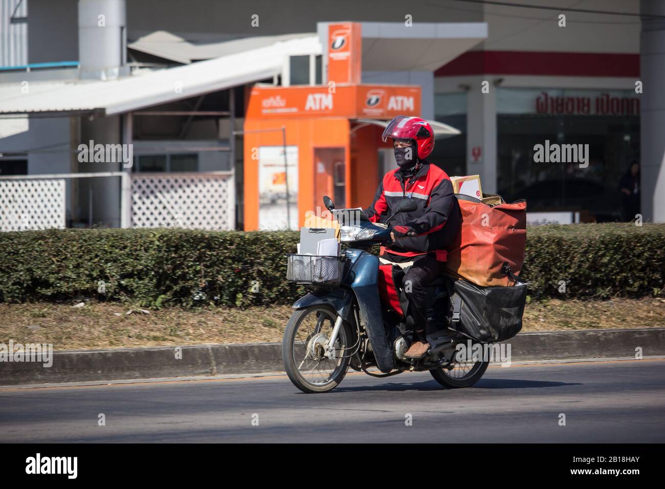 Chiangmai, Thaïlande - 19 Janvier 2020: Post-Man Et Motercycle De Thaïlande Post. Photo à la route n°121 à environ 8 km du centre-ville de Chiangmai, thaïlande. Banque D'Images