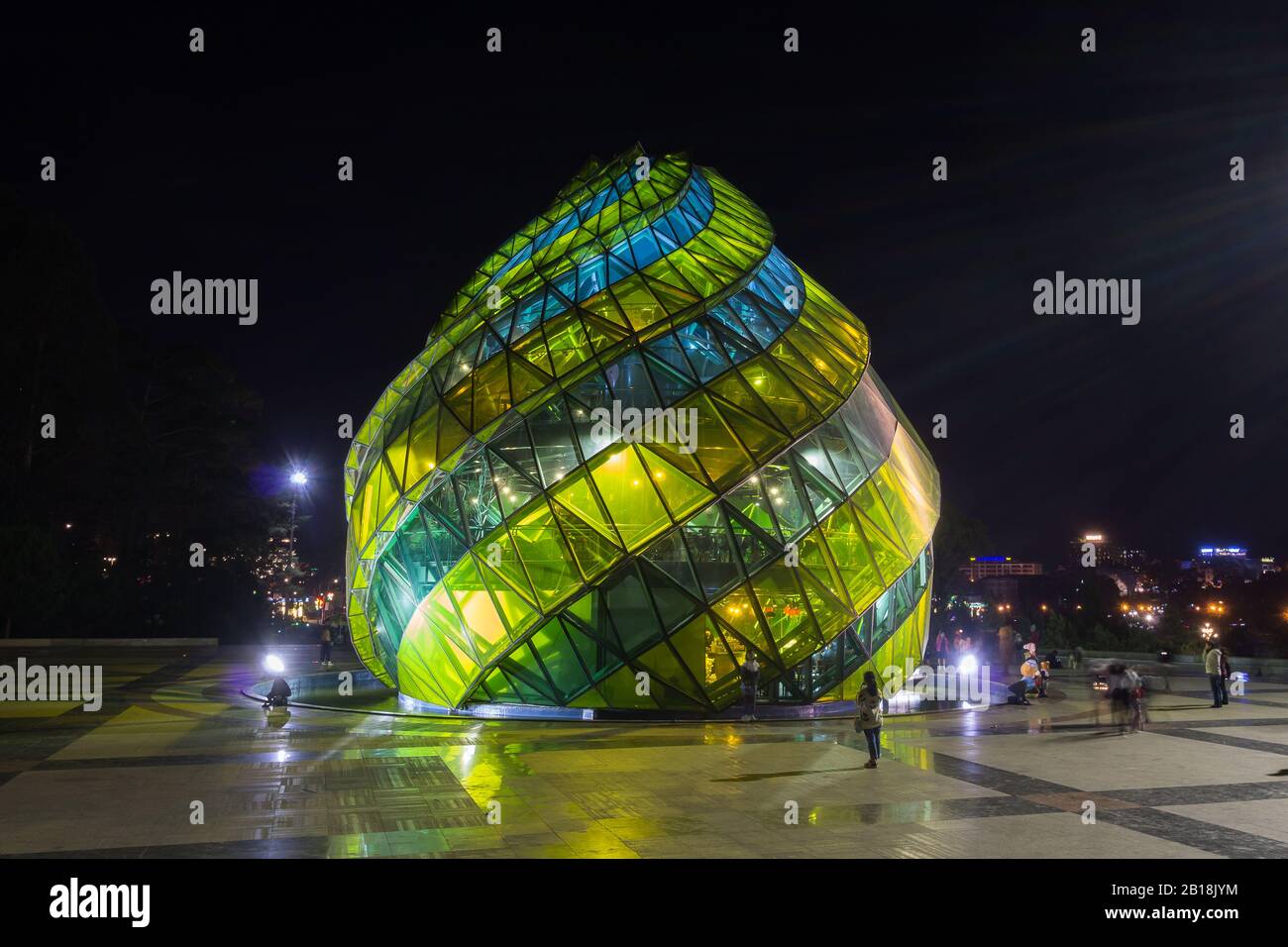 Dalat Glass Pavilion - un bâtiment en verre sous forme de bourgeon de fleur d'artichaut sur la place Lam Vien dans la nuit à Dalat. Vietnam, Asie du Sud-est. Banque D'Images