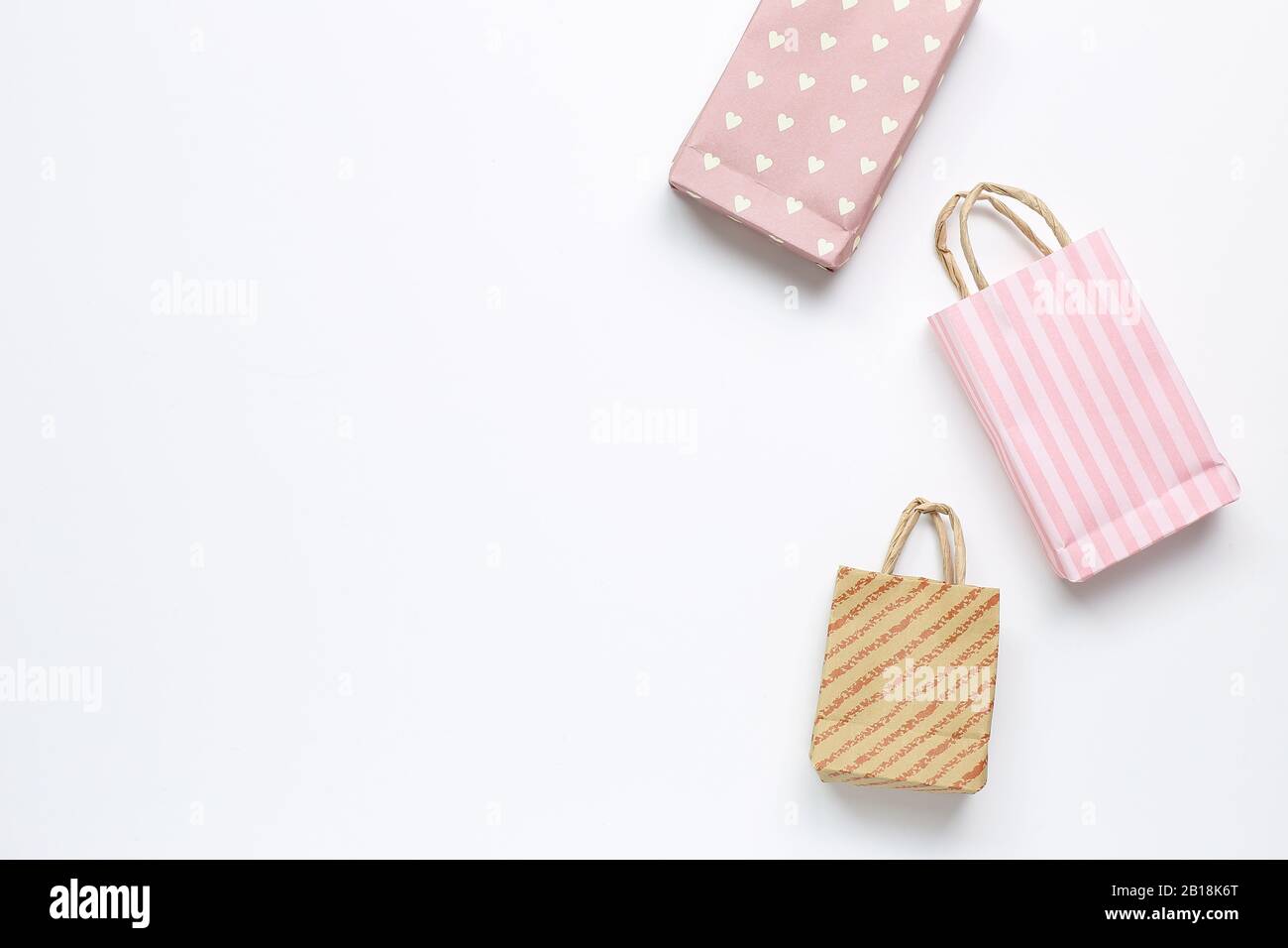 Sacs de shopping en papier sur fond blanc. Plat, vue du dessus, espace de copie Banque D'Images