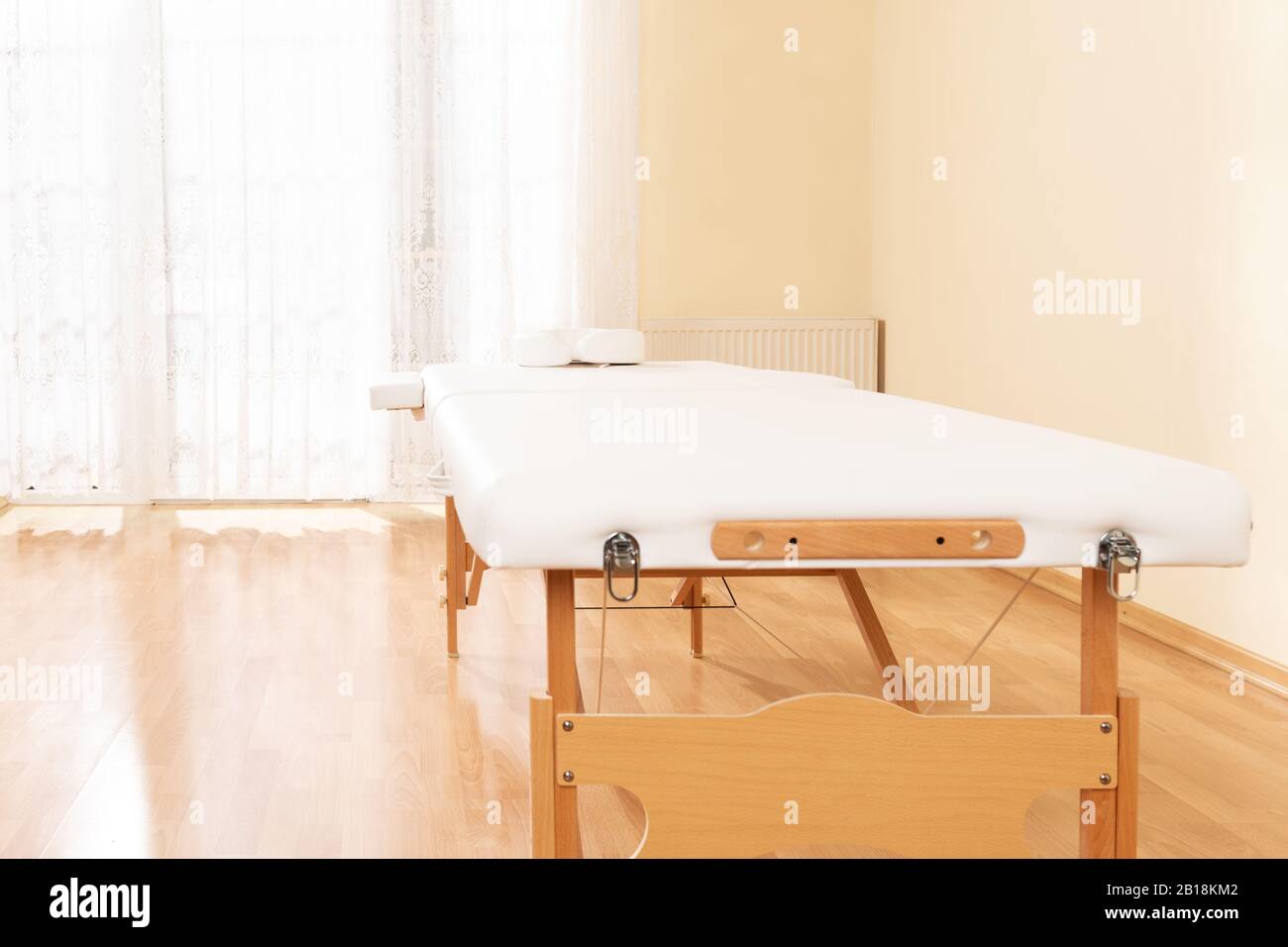 Intérieur d'une salle de massage ou de traitement physique avec table d'examen. Banque D'Images