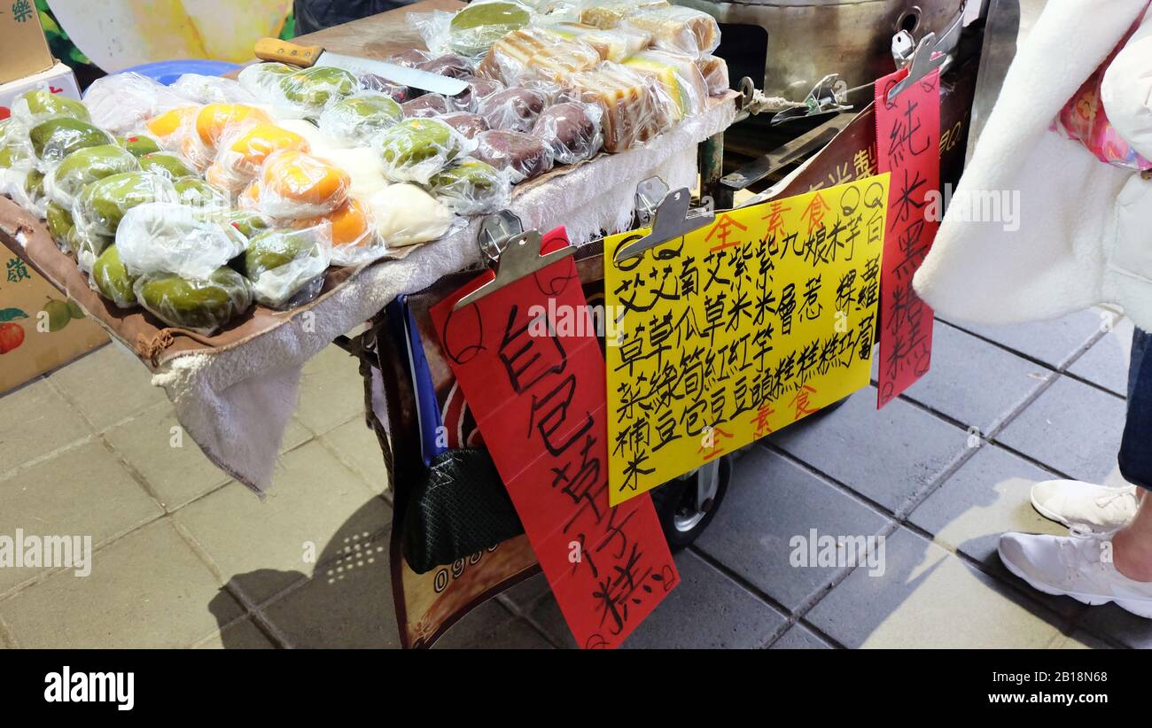 Taipei, TAÏWAN - 07 décembre 2019: Un vendeur de rue mobile vendant des gâteaux et des mochi cuits à la vapeur au bord de la route de Taipei. Banque D'Images