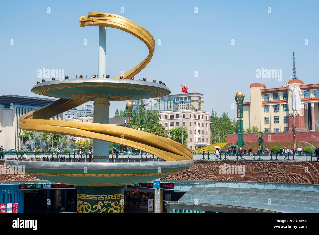 Chengdu, province du Sichuan, Chine - 13 avril 2017 : fontaine du Dragon sur la place Tianfu, au centre de la ville. Banque D'Images