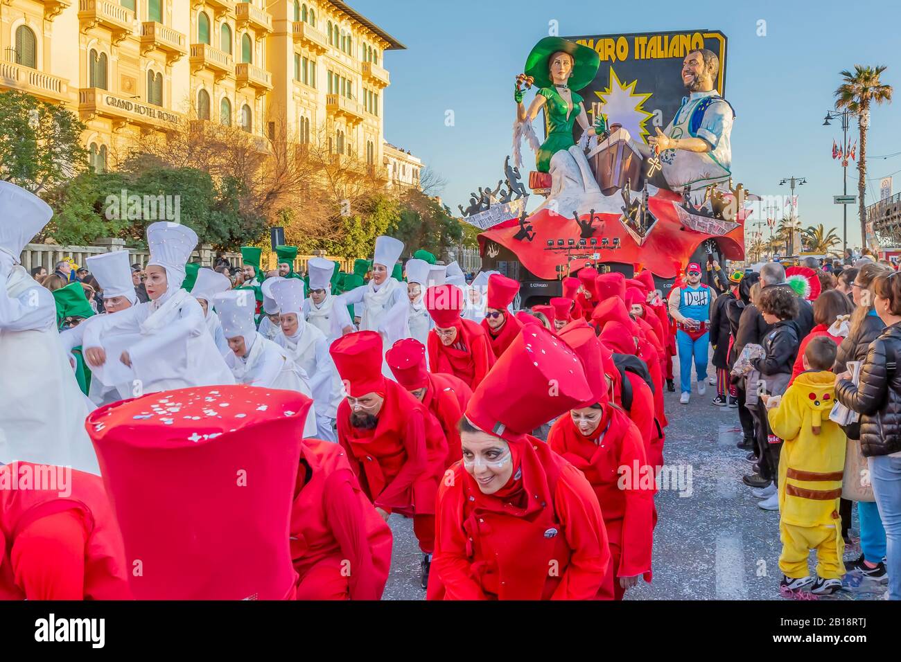 Danseuses aux costumes de la même couleur que la danse du drapeau italien avec le flotteur allégorique "l'amaro italiano" au Carnaval de Viareggio Italie Banque D'Images