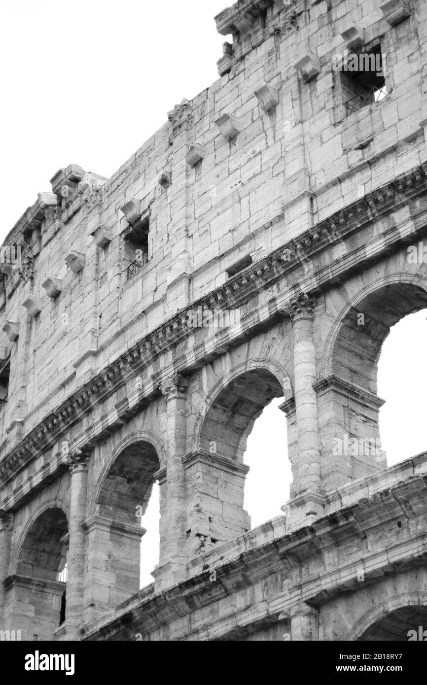 Colisée. Architecture Romaine. Sites Historiques Emblématiques De Rome, Italie. Toile De Fond Du Colisée Noir Et Blanc. Banque D'Images