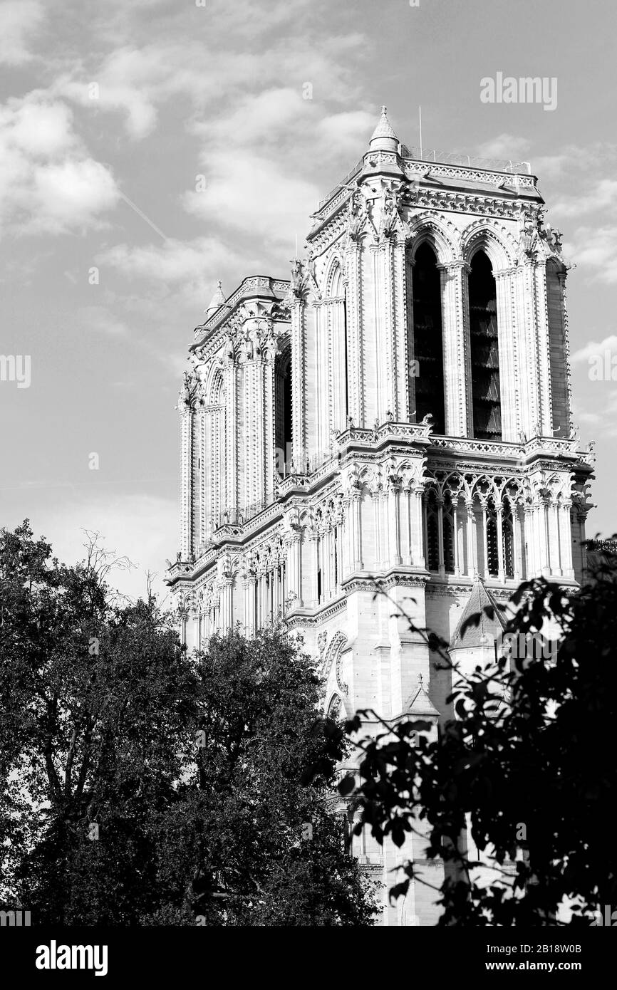 Vue Sur La Cathédrale Notre-Dame De Paris. Architecture Parisienne. Sites Historiques Emblématiques De Paris, France. Banque D'Images