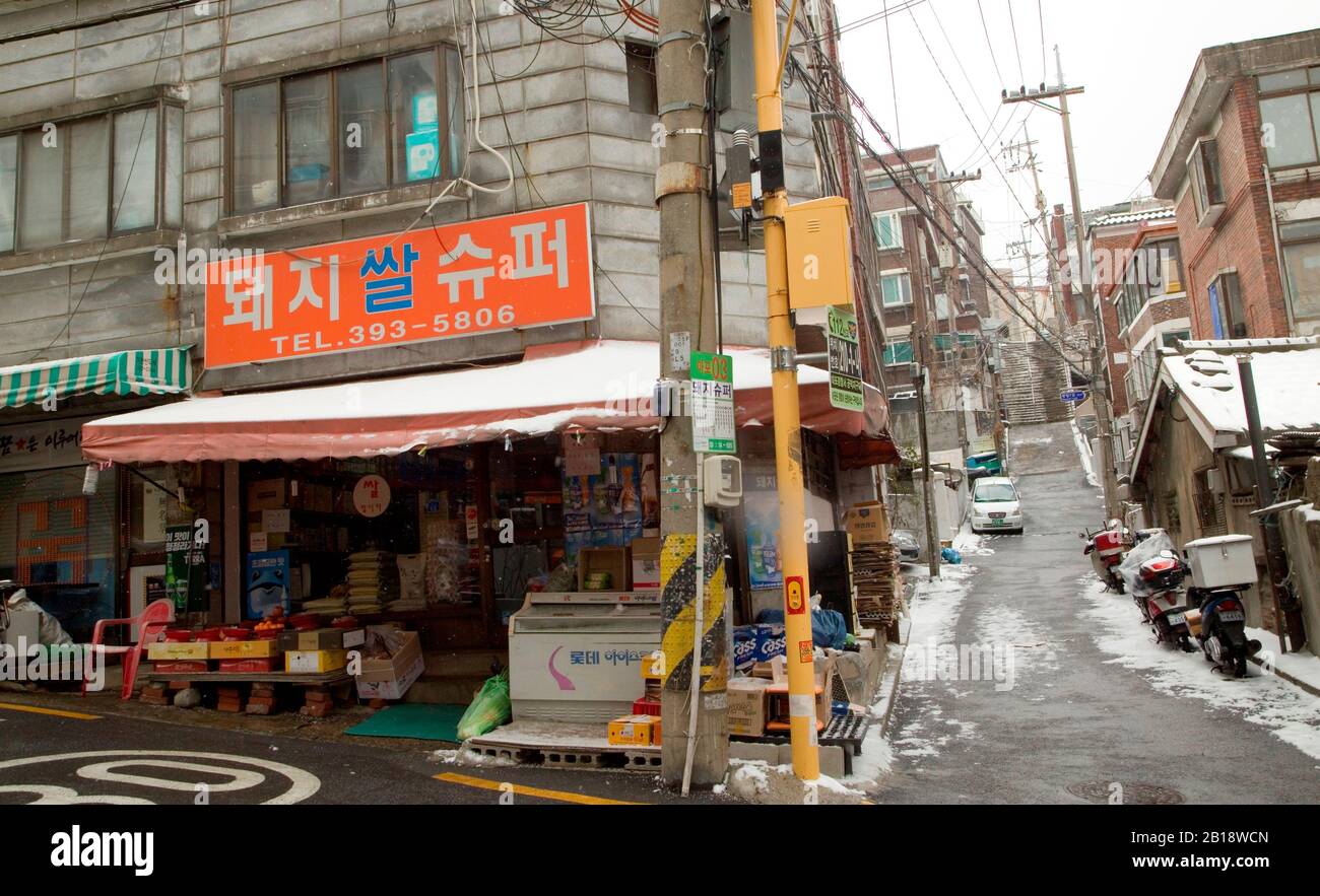 Le Supermarché Dwejissal et les escaliers de la maison de Kim dans le film 'Parasite', 17 février 2020 : Le Supermarché Dwejissal, surnommé Le Supermarché Woori dans le film coréen 'Parasite' et les escaliers de la maison de Kim (R) dans le film sont vus à Séoul, en Corée du Sud. Le supermarché et l'escalier sont des lieux de tournage emblématiques du film « Parasite » primé aux Oscars réalisé par Bong Joon-Ho. Crédit: Lee Jae-Won/Aflo/Alay Live News Banque D'Images