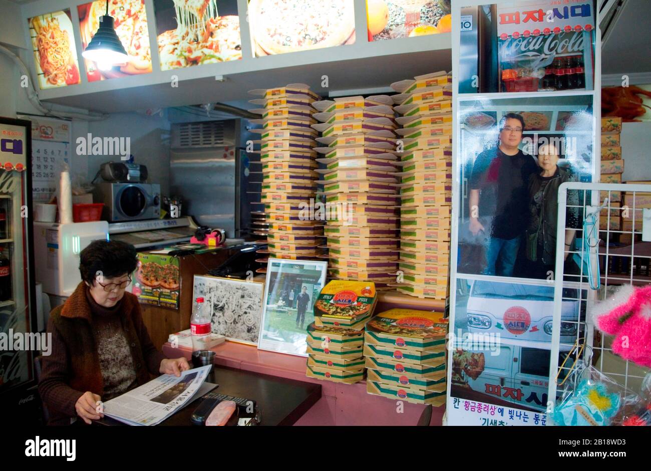 La génération de pizza dans le film 'Parasite', 17 février 2020 : La propriétaire Eom Hang-Ki (65) lit un journal à sa pizza conommée Pizza Generation dans le film coréen 'Parasite' à Séoul, en Corée du Sud. Le vrai nom de la pizza qui a fourni les boîtes à l'équipage du film, est Sky Pizza. La pizza joint est un lieu de tournage emblématique du film « Parasite » primé aux Oscars réalisé par Bong Joon-Ho. Crédit: Lee Jae-Won/Aflo/Alay Live News Banque D'Images