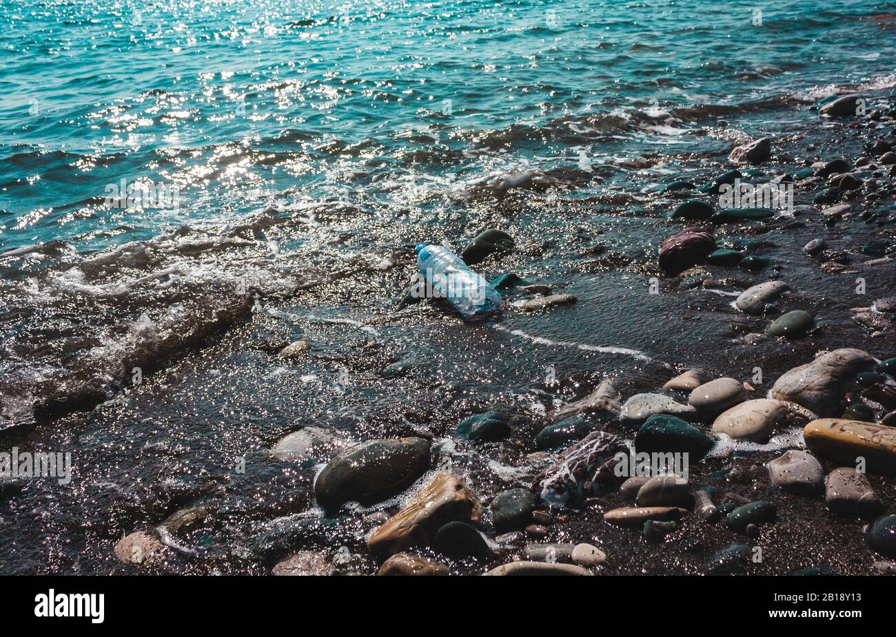 Bouteille de plastique utilisé. Concept de la pollution de l'environnement, de l'océan, sur la mer, la nature. Sauver la planète.zéro déchets Banque D'Images