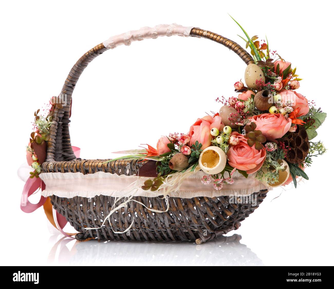 Panier décoratif en osier gris, décoration florale originale, large ruban. Banque D'Images