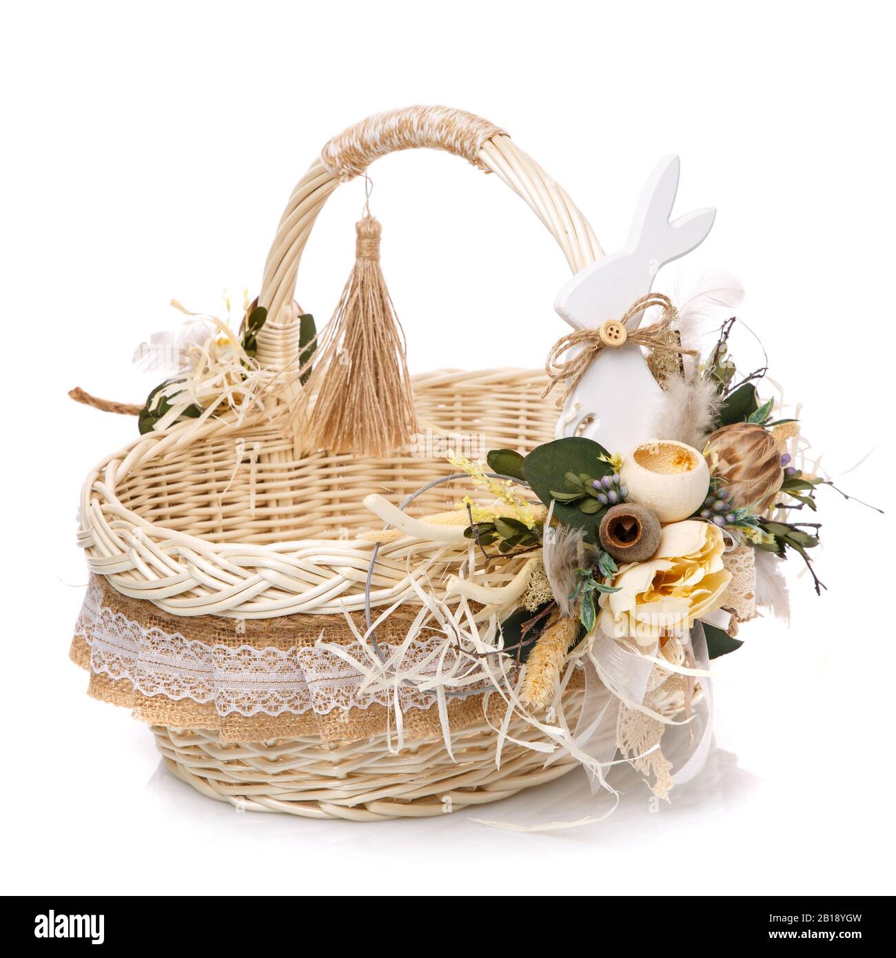 Panier en osier, décoration florale originale, éléments naturels. Isolé sur fond blanc. Banque D'Images
