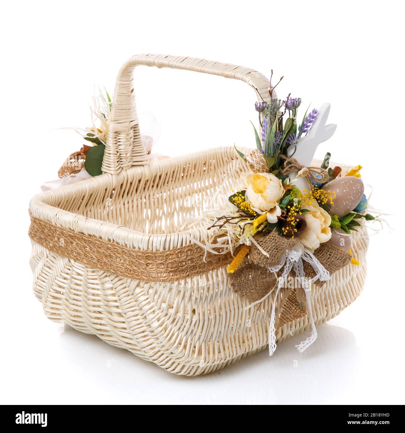 Arrangements floraux provençaux sur un grand panier en osier en vignes. Banque D'Images