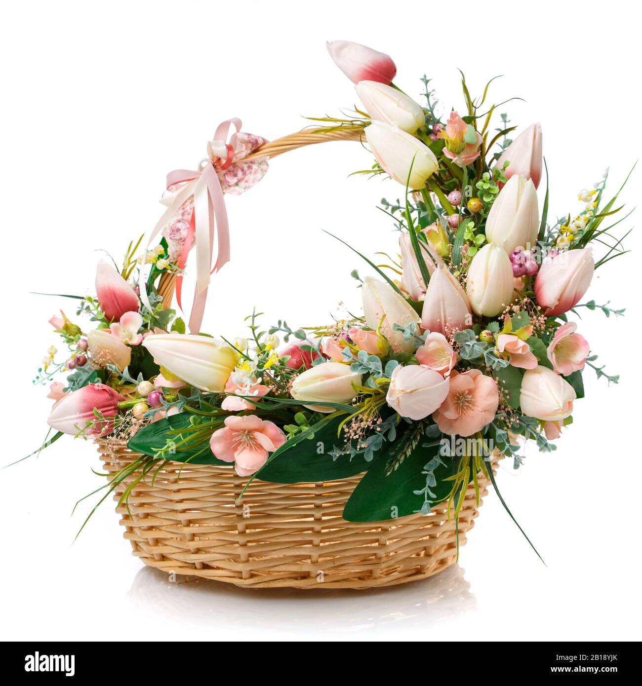 Magnifique panier de Pâques avec décoration florale. Isolé sur fond blanc. Banque D'Images