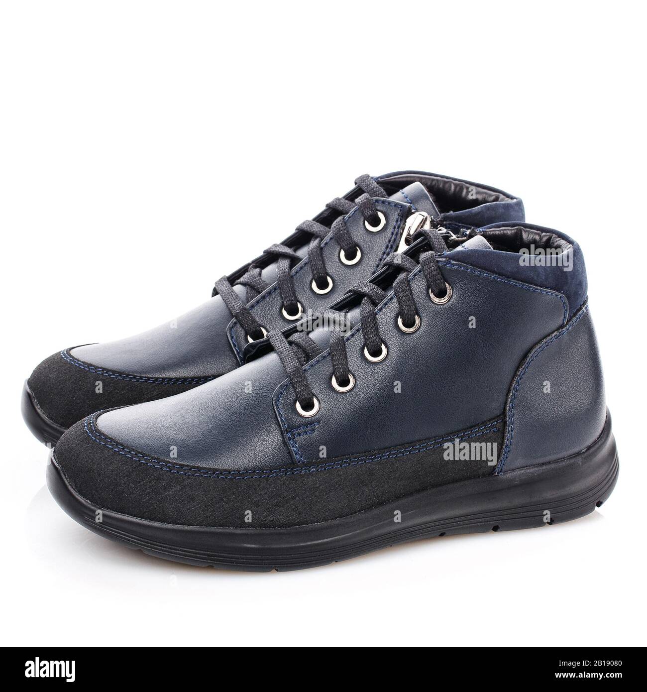 Chaussures bleues pour bébé garçon isolées sur blanc. Banque D'Images