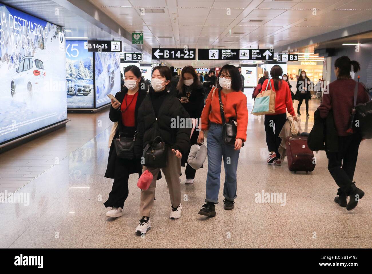 Rome, Italie. 24 février 2020: Les passagers de l'aéroport Fiumicino de Rome portent des masques contre le coronavirus couvert 19 originaire de Wuhan en Chine. Les autorités sanitaires italiennes ont mis en place des mesures draconiennes pour tenter de mettre fin à l'épidémie de coronavirus dans le nord du pays, car une troisième personne a été confirmée comme décédée dimanche.crédit: Amer ghazzal/Alay Live Newsers Banque D'Images