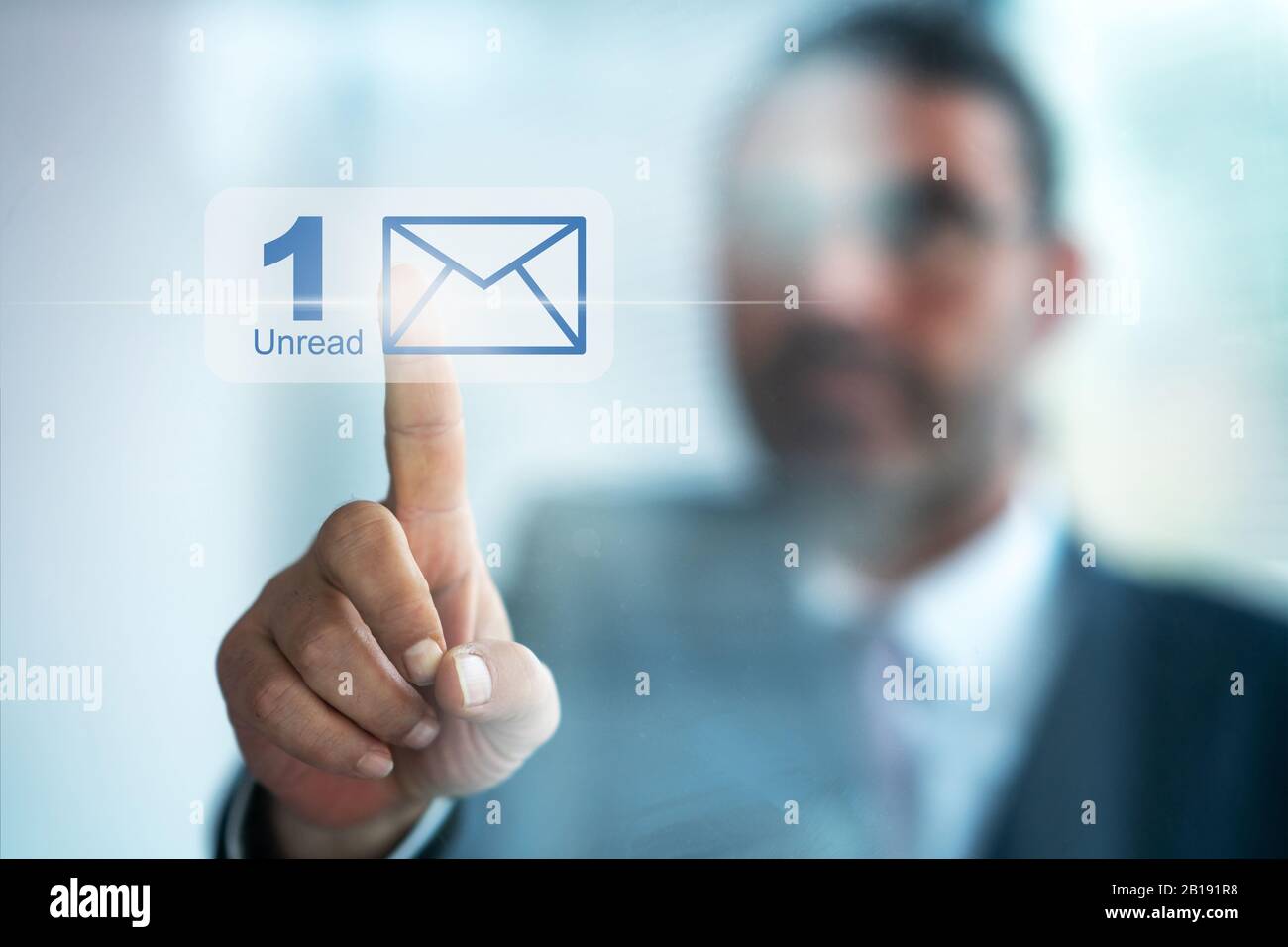 Homme d'affaires envoie un e-mail ou un message aux collègues ou aux clients. Communication et concept de réseau Banque D'Images