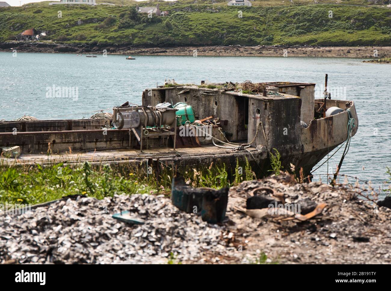 Le bateau de Péniche en béton Cretetree est maintenant abandonné sur l'île de Scalpay, dans les Hébrides extérieures, en Écosse Banque D'Images