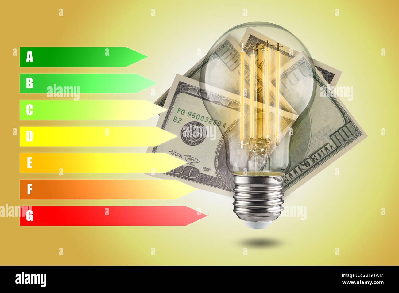 Concept d'efficacité énergétique des lampes LED. Diminution de la consommation d'électricité. Ampoule LED avec dollars sur fond jaune. Banque D'Images