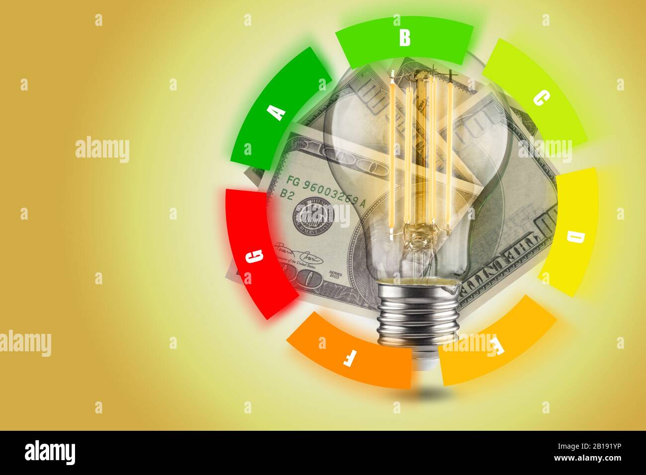 Concept d'efficacité énergétique des lampes LED. Diminution de la consommation d'électricité. Ampoule LED avec dollars sur fond jaune. Table circulaire. Banque D'Images