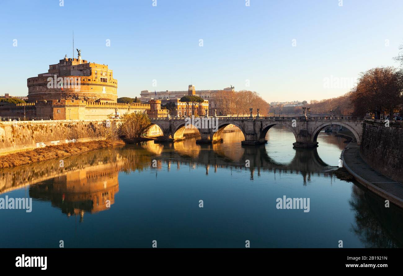 Vue sur le mausolée d'Hadrien, généralement connu sous le nom de Castel Sant'Angelo du pont appelé Pont Aelian ou Pons Aelius. Banque D'Images