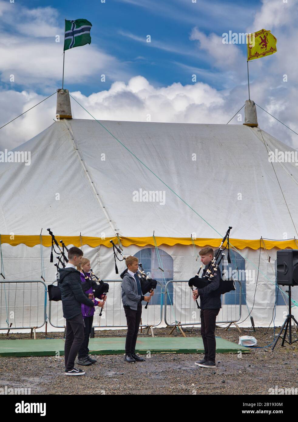 Des garçons qui donnent des performances de cornemuse au salon agricole de North Harris, Tarbert, île de Harris, Hebrides extérieures, Écosse Banque D'Images