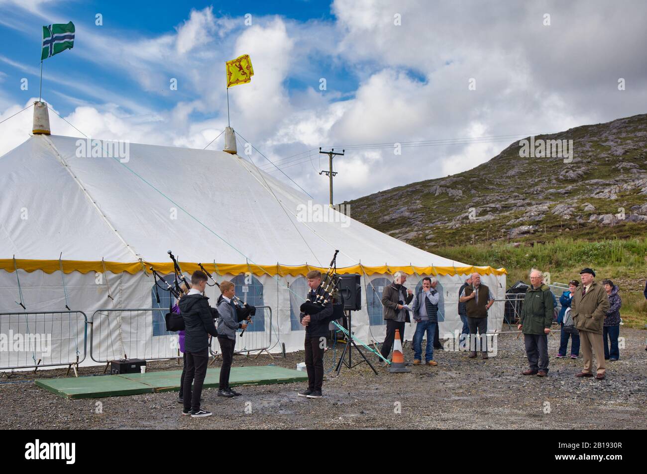 Des garçons qui donnent des performances de cornemuse au salon agricole de North Harris, Tarbert, île de Harris, Hebrides extérieures, Écosse Banque D'Images