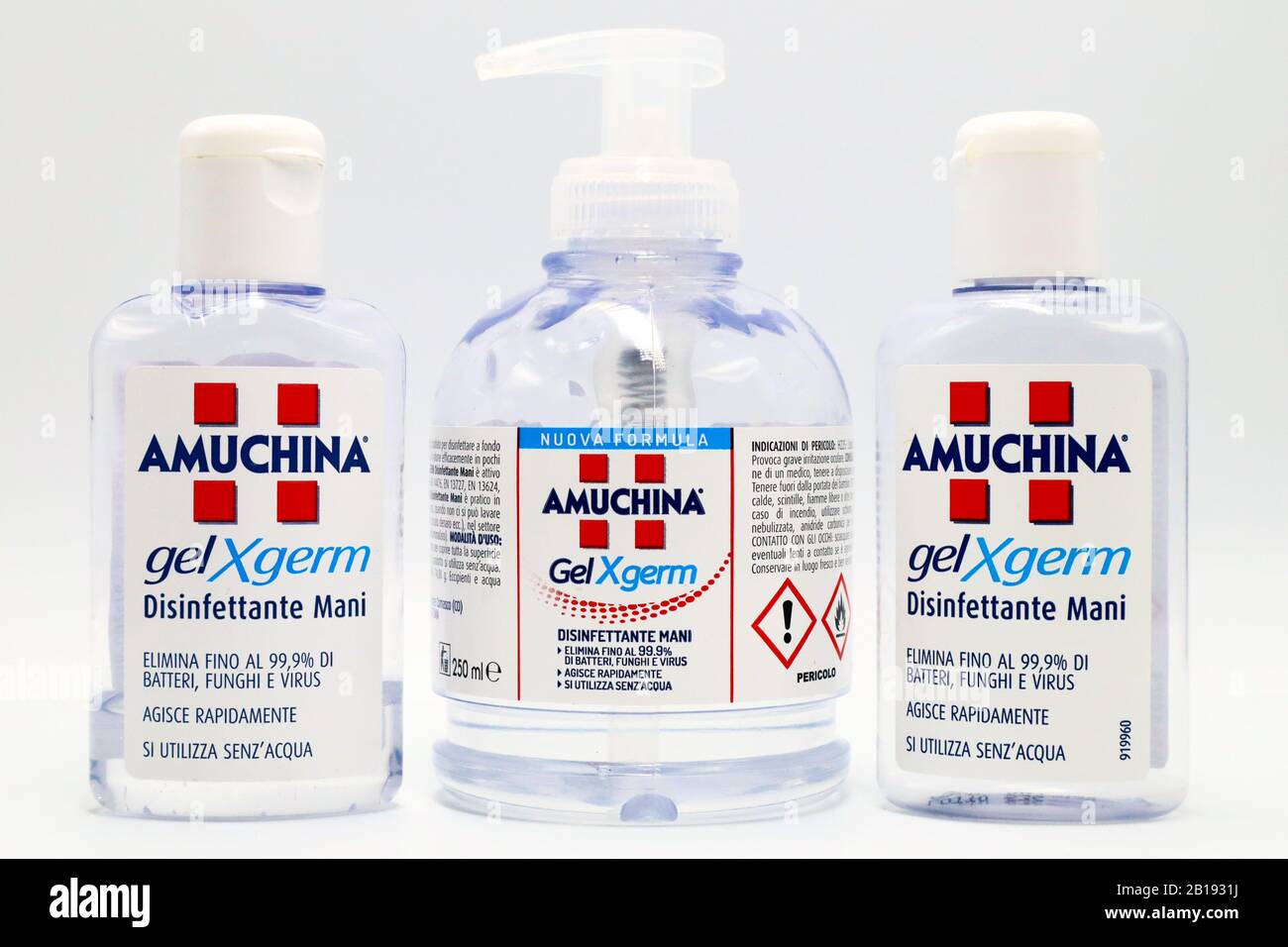 Aseptisant Pour Les Mains AMUCHINA Gel XGERM. Liquide utilisé pour diminuer le virus, Les Champignons et Les Bactéries des agents infectieux. AMUCHINA est une marque italienne d'ACRAF ANGELINI Banque D'Images