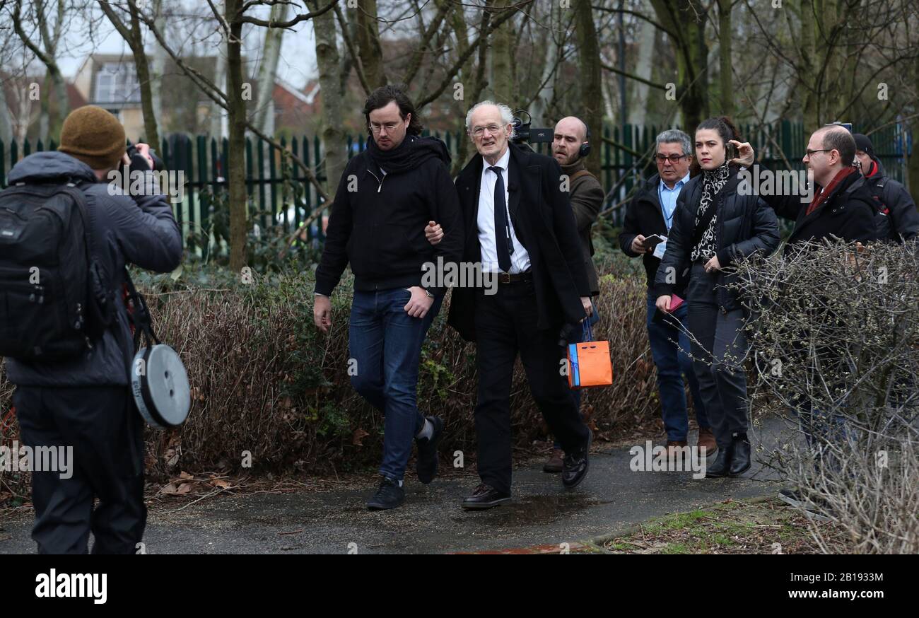 Retransmettre AVEC DES INFORMATIONS SUPPLÉMENTAIRES SUR LES LÉGENDES Gabriel Assange (à gauche) et John Shipton (au centre), demi-frère et père de Julian Assange, arrivent au tribunal des magistrats de Belmarsh à Londres, où l'audience d'extradition du fondateur de Wikileaks Julian Assange doit avoir lieu. Banque D'Images