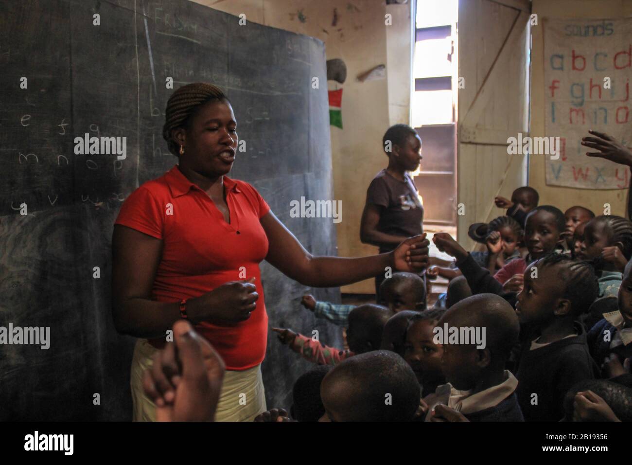 Kibera, Nairobi, Kenya - 13 février 2015 : professeur de bénévolat africain dans l'école la plus pauvre de Kibera Banque D'Images