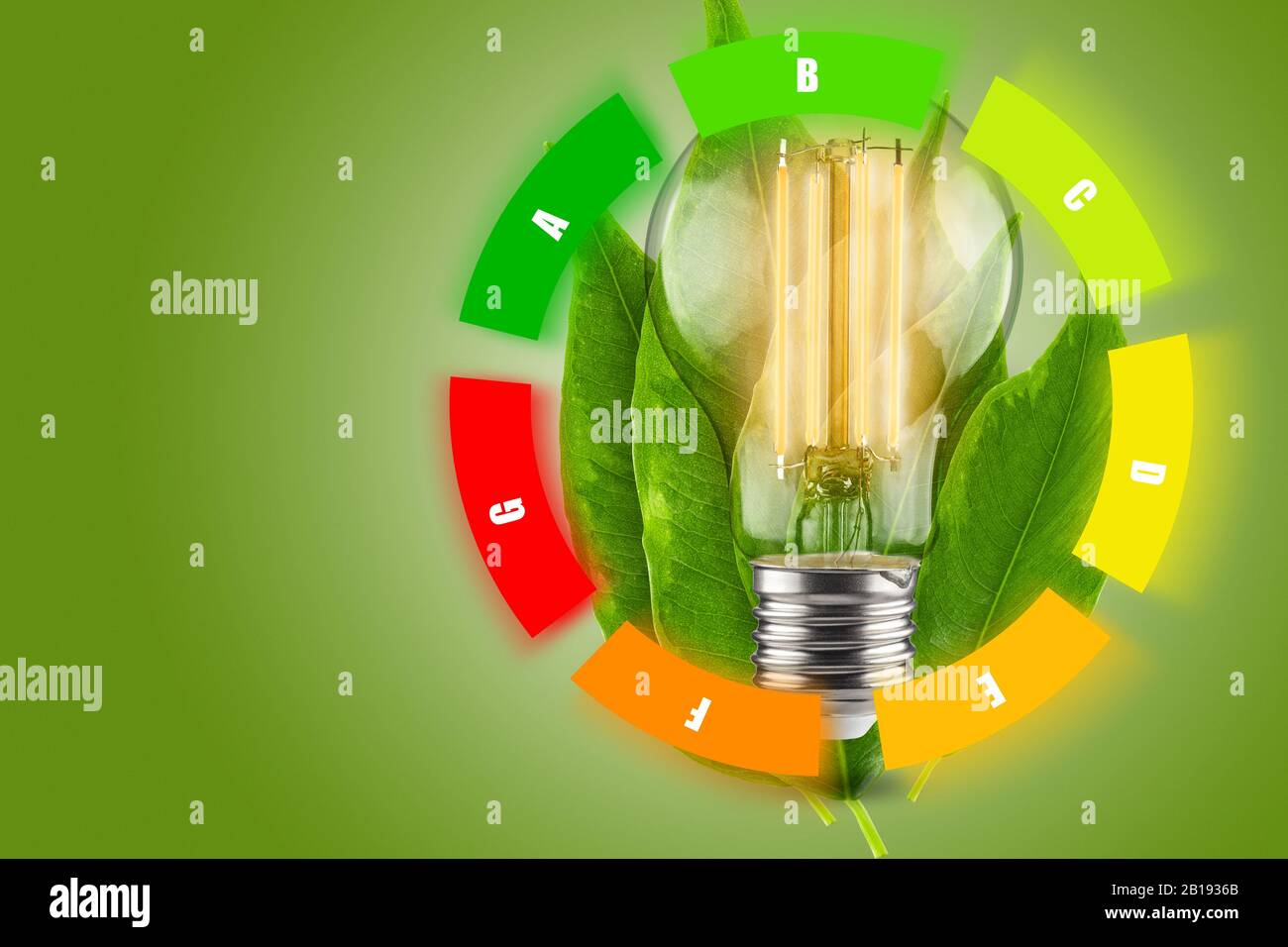 Concept d'efficacité énergétique des lampes LED. Diminution de la consommation d'électricité. Feuilles vertes d'une plante en arrière-plan. Banque D'Images