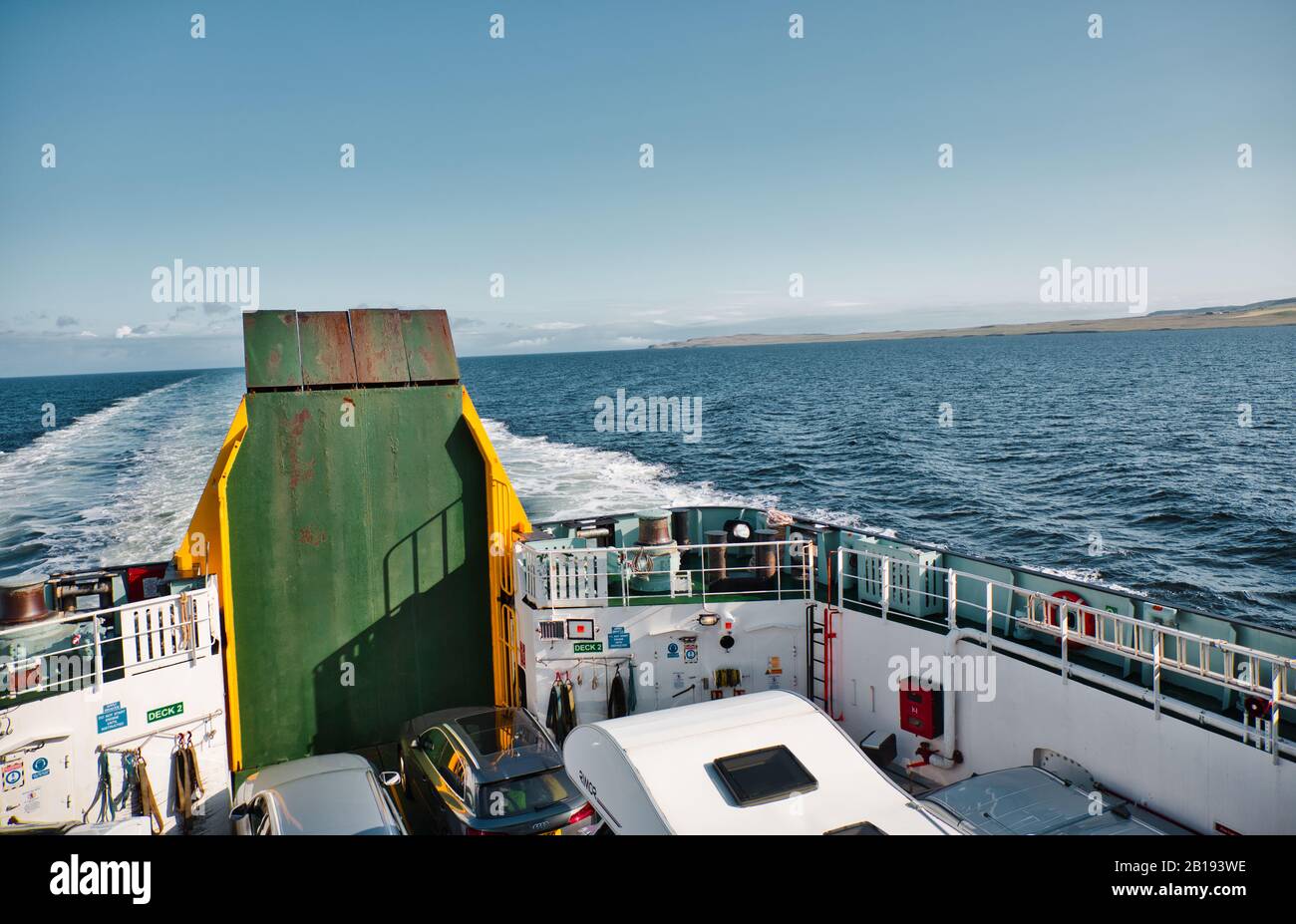 Pont calédonien MacBrayne ferry traversant le Minch de Tarbert sur l'île de Harris à Uig sur l'île de Skye, en Écosse Banque D'Images