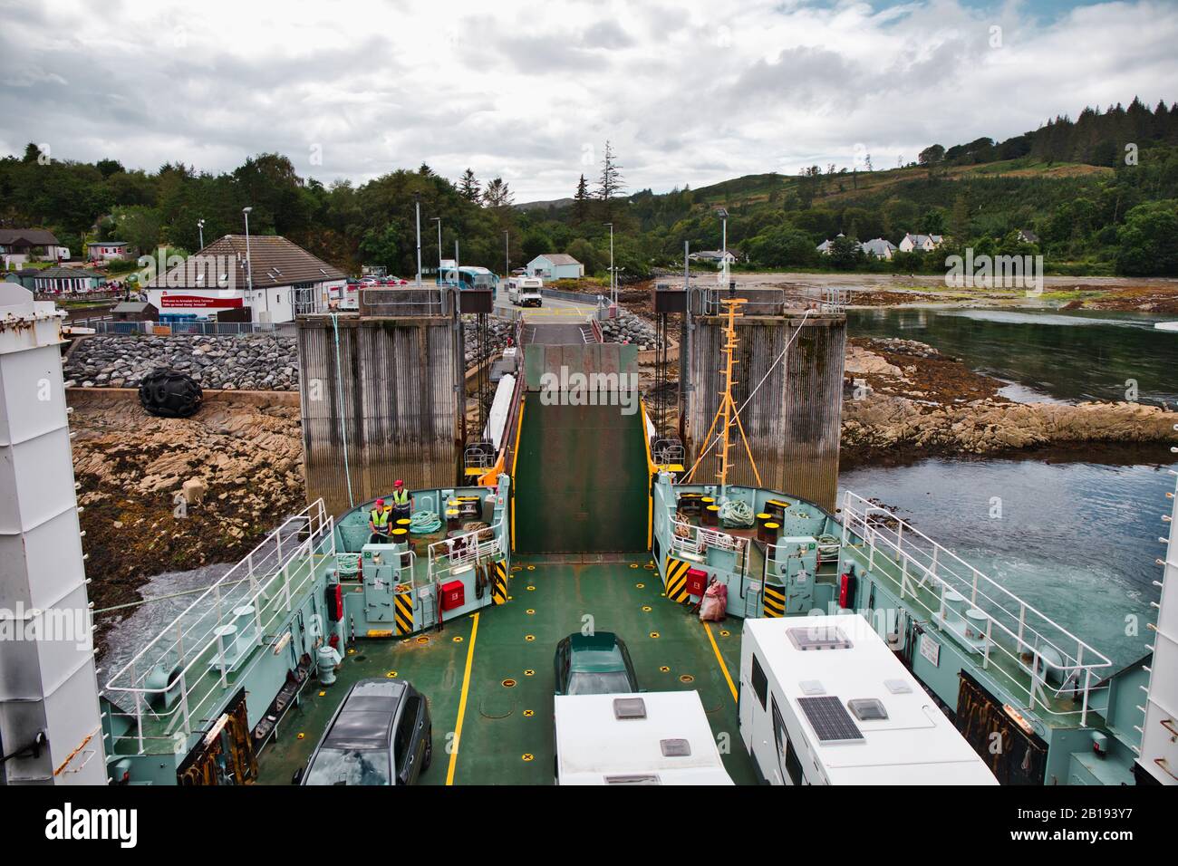 Ferry calédonien MacBrayne partant d'Armadale sur l'île de Skye en traversant le détroit de Sleat jusqu'à Mallaig, Lochaber, Écosse Banque D'Images