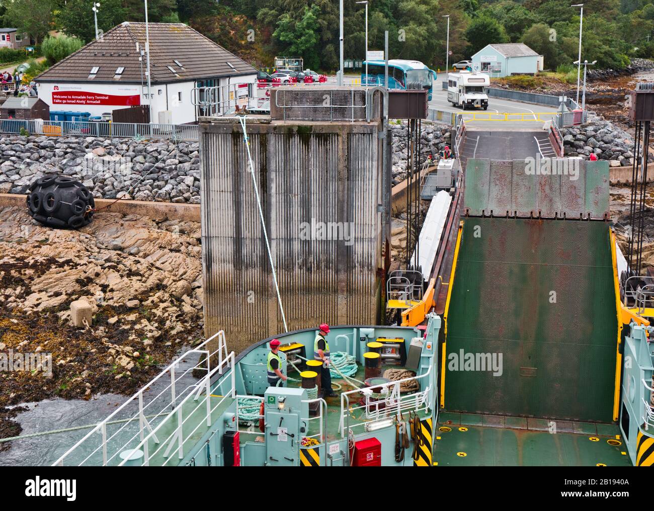 Ferry calédonien MacBrayne partant d'Armadale sur l'île de Skye en traversant le détroit de Sleat jusqu'à Mallaig, Lochaber, Écosse Banque D'Images