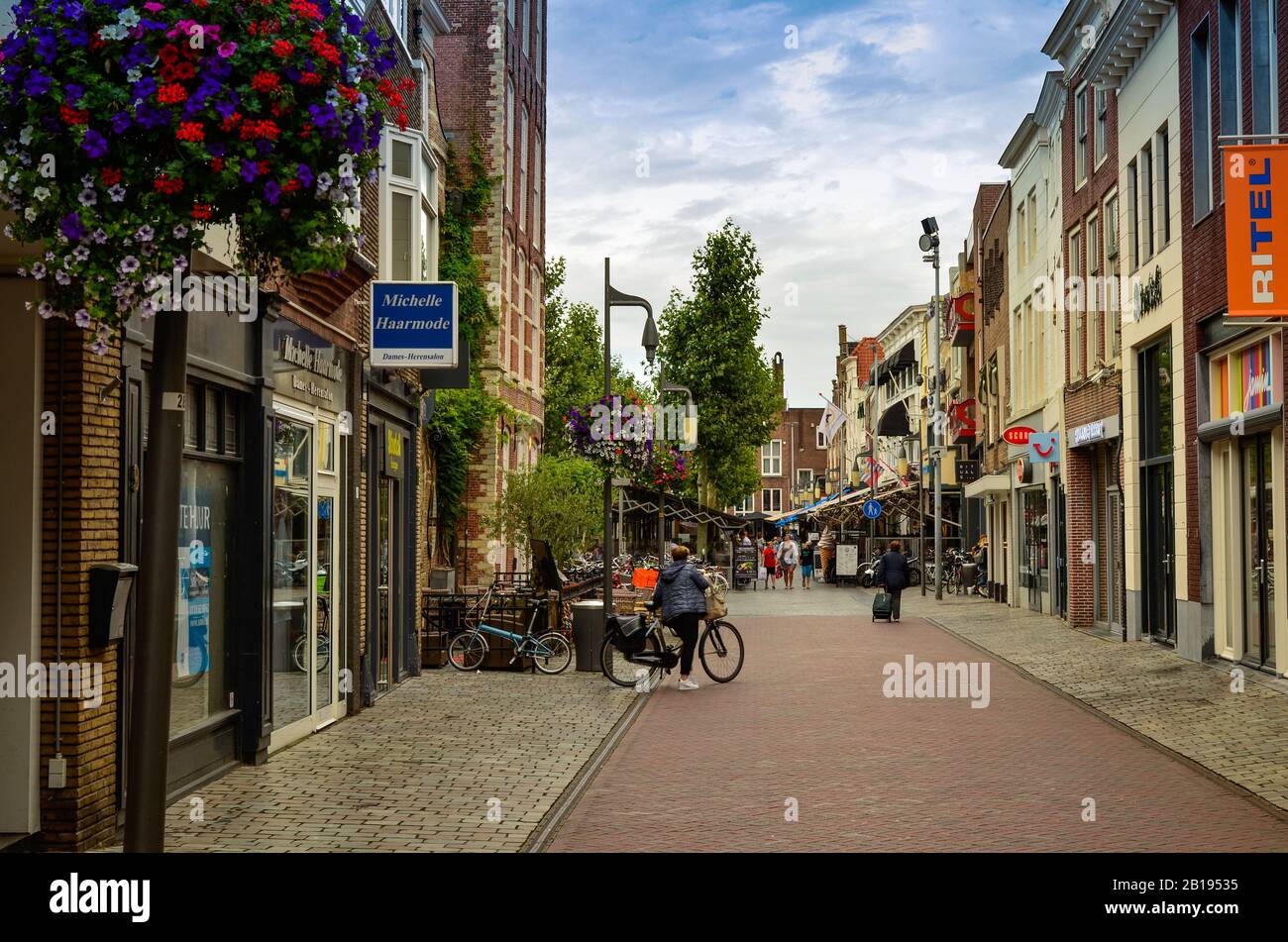 Goes, pays-bas, août 2019. Les rues du centre historique sont caractérisées par les maisons typiques en briques rouges. Banque D'Images
