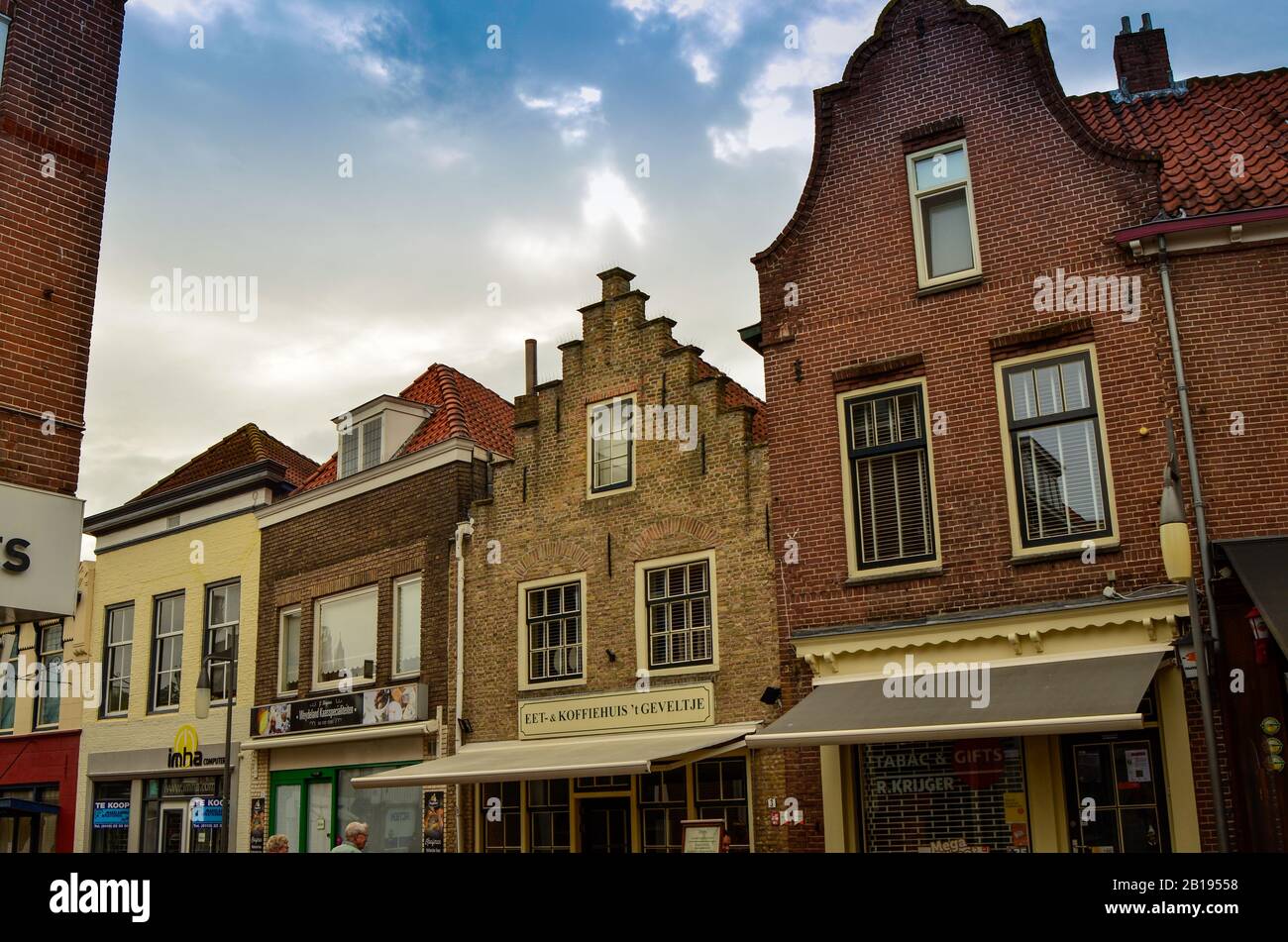 Goes, pays-bas, août 2019. Les rues du centre historique sont caractérisées par les maisons typiques en briques rouges. Banque D'Images