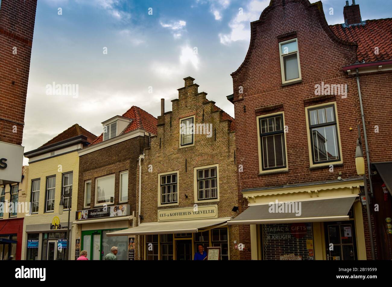 Goes, pays-bas, août 2019. Les rues du centre historique sont caractérisées par les maisons typiques en briques rouges. Banque D'Images
