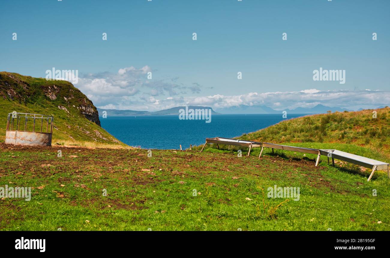 Les abreuvoirs de bétail au-dessus de l'océan Atlantique sur la péninsule sauvage et isolée d'Ardnamurchan, Lochaber, Highland, Écosse Banque D'Images
