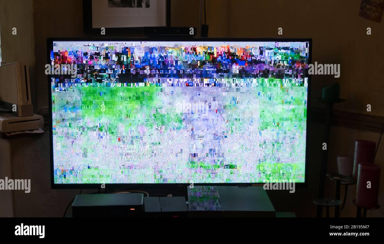 L'écran de télévision est pixellisé avec une mauvaise réception de la part du fournisseur de câble à Londres en Angleterre Banque D'Images