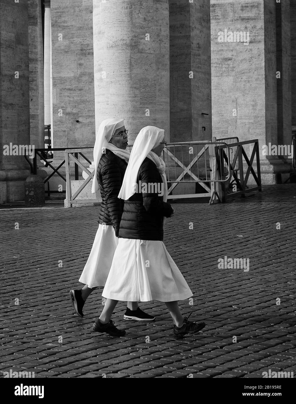 Des religieuses marchent sur la place du vatican à Rome, en Italie Banque D'Images