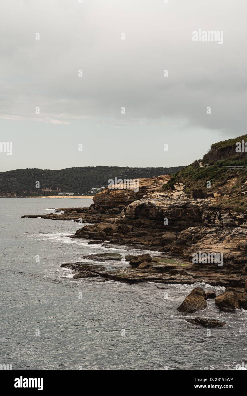 La côte accidentée du parc national Bouddi donnant sur Putty Beach. Banque D'Images