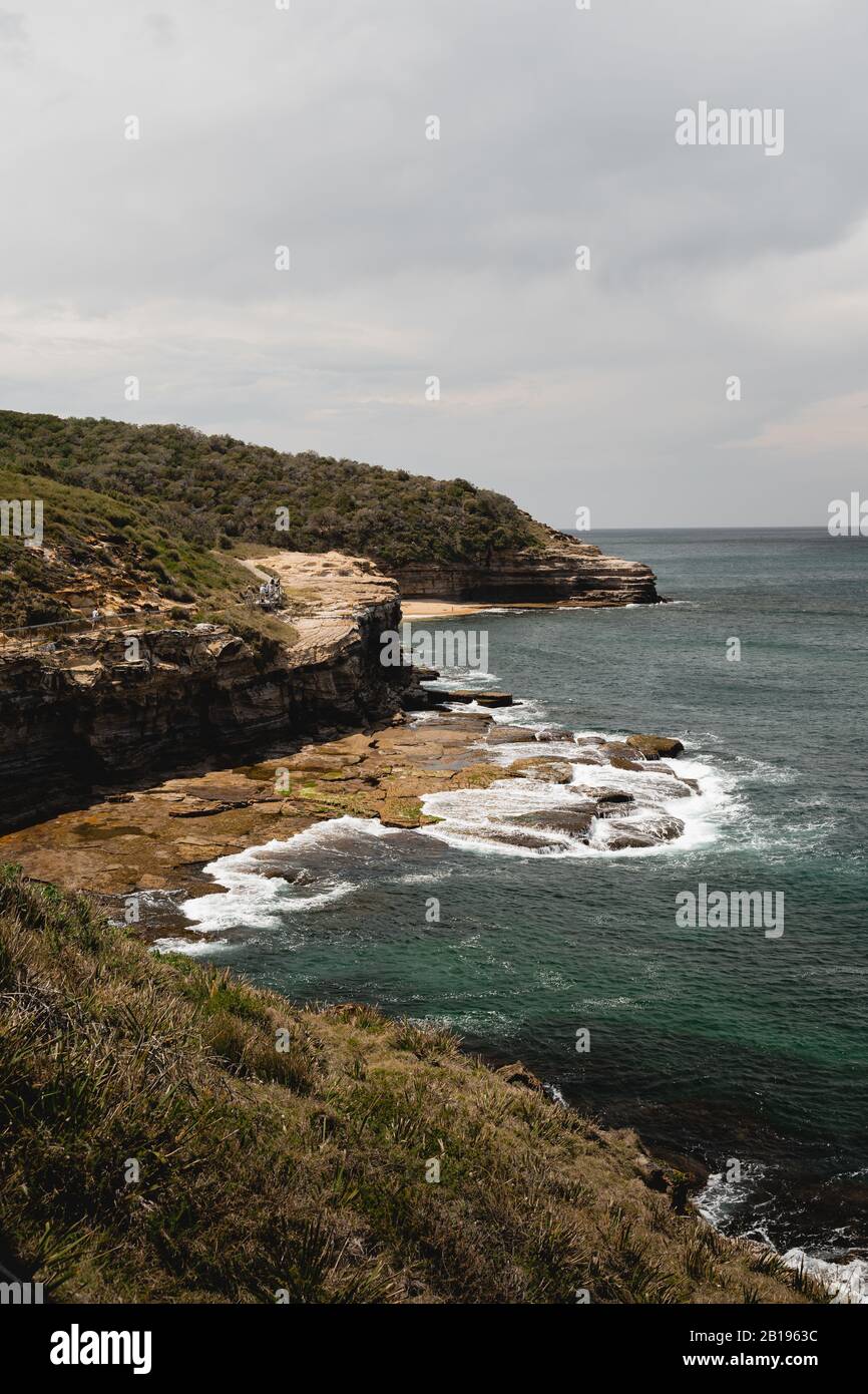 La côte accidentée du parc national Bouddi donnant sur la plage de Bullimah. Banque D'Images