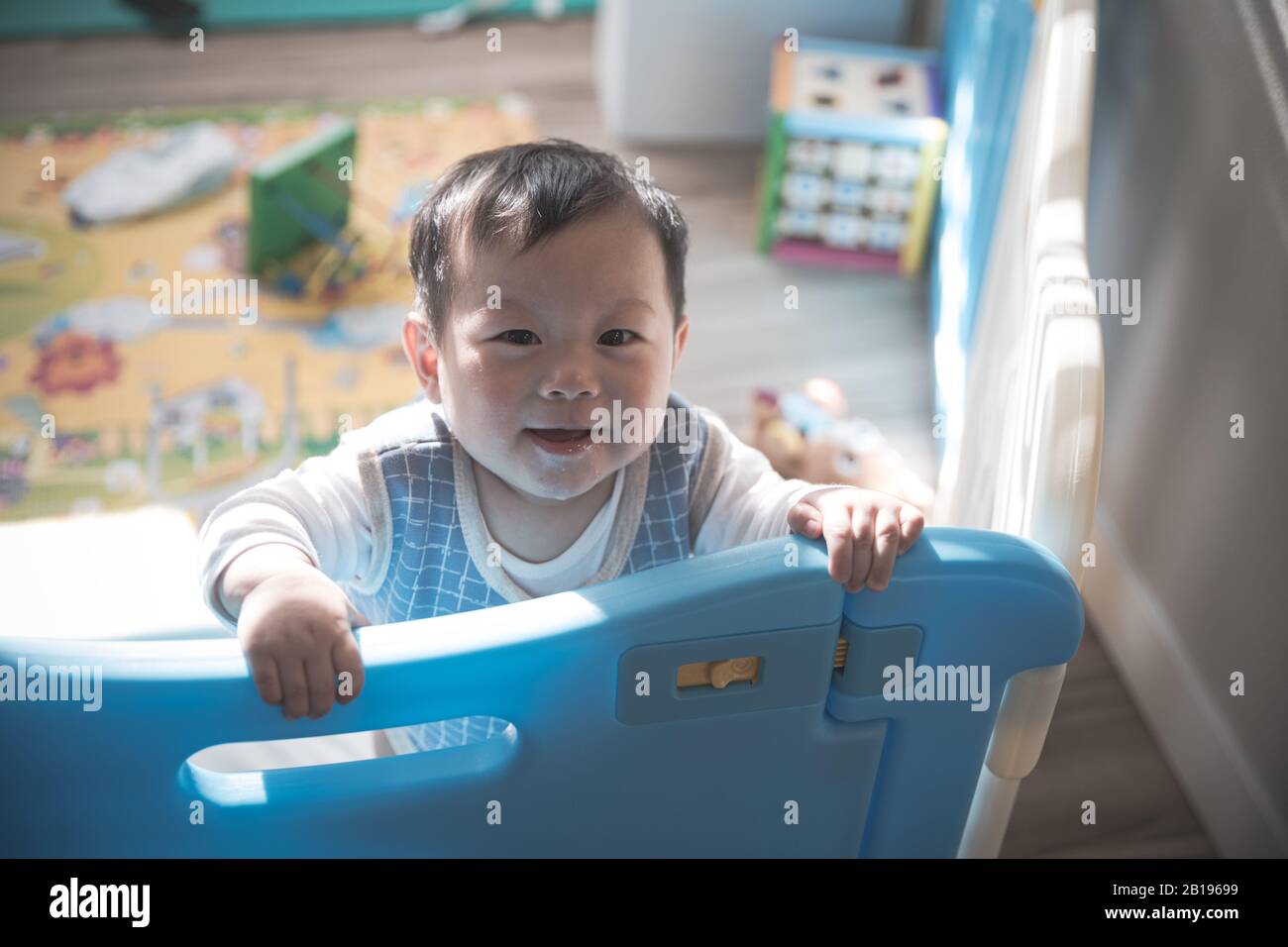 Bebe Asiatique Debout Derriere La Barriere De Securite Attendant Sa Mere Bebe A 8 Mois Photo Stock Alamy