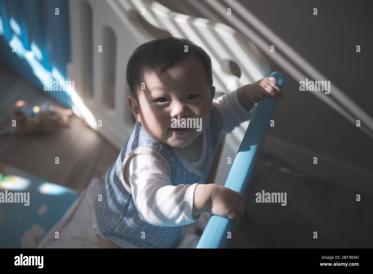 Bebe Asiatique Debout Derriere La Barriere De Securite Attendant Sa Mere Bebe A 8 Mois Photo Stock Alamy