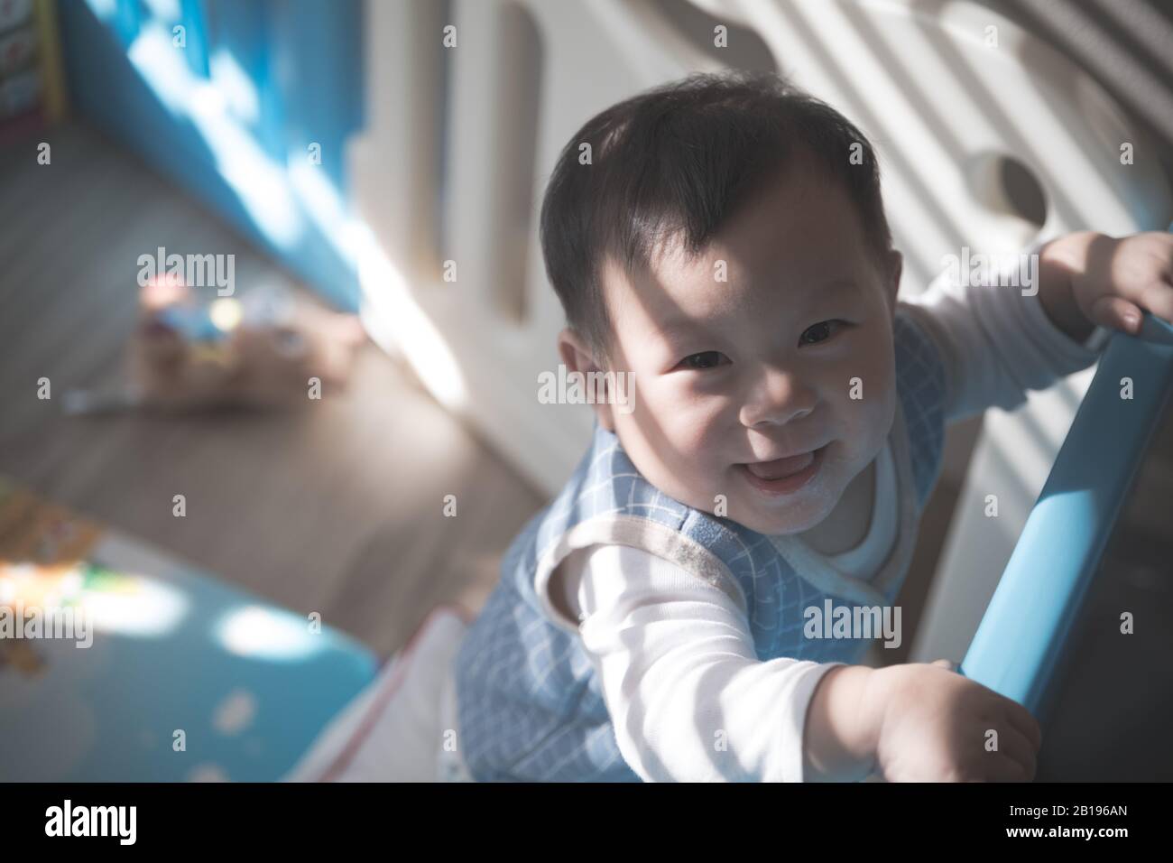 Bebe Asiatique Debout Derriere La Barriere De Securite Attendant Sa Mere Bebe A 8 Mois Photo Stock Alamy