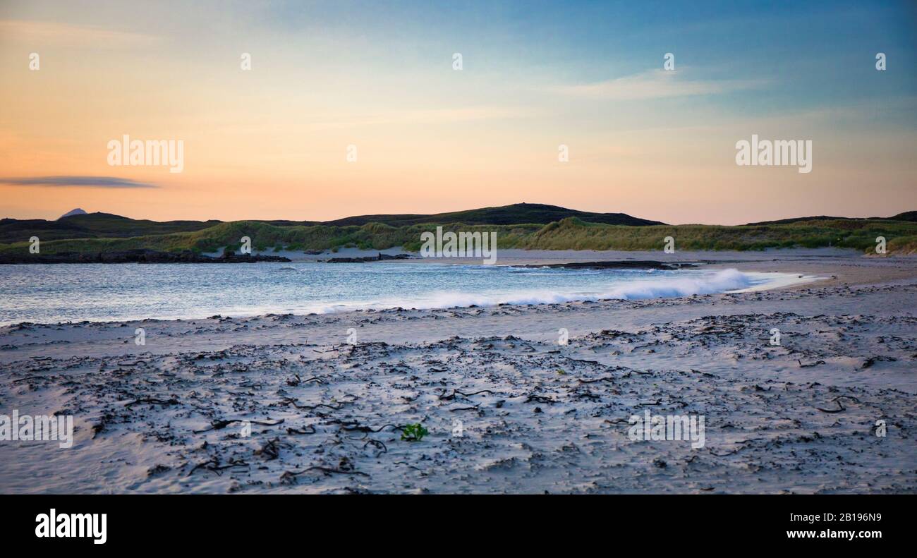Plage de la baie de Sanna et océan Atlantique au crépuscule, péninsule d'Ardnamurchan, Écosse Banque D'Images