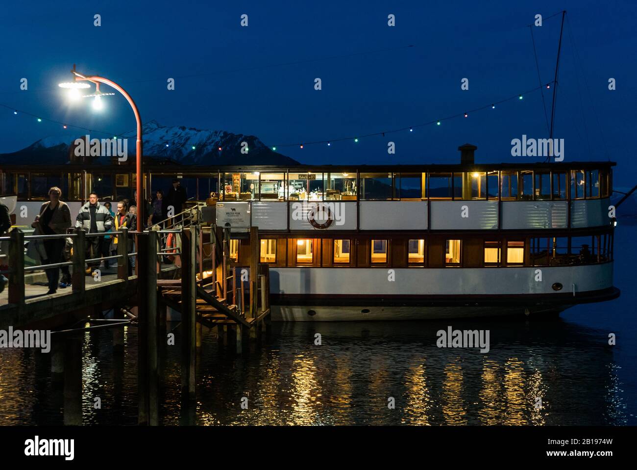 Les passagers débarquent du défroisseur Edwardian TSS Earnslaw à la ferme de campagne de Walter Peak lors de leur croisière en soirée. Banque D'Images