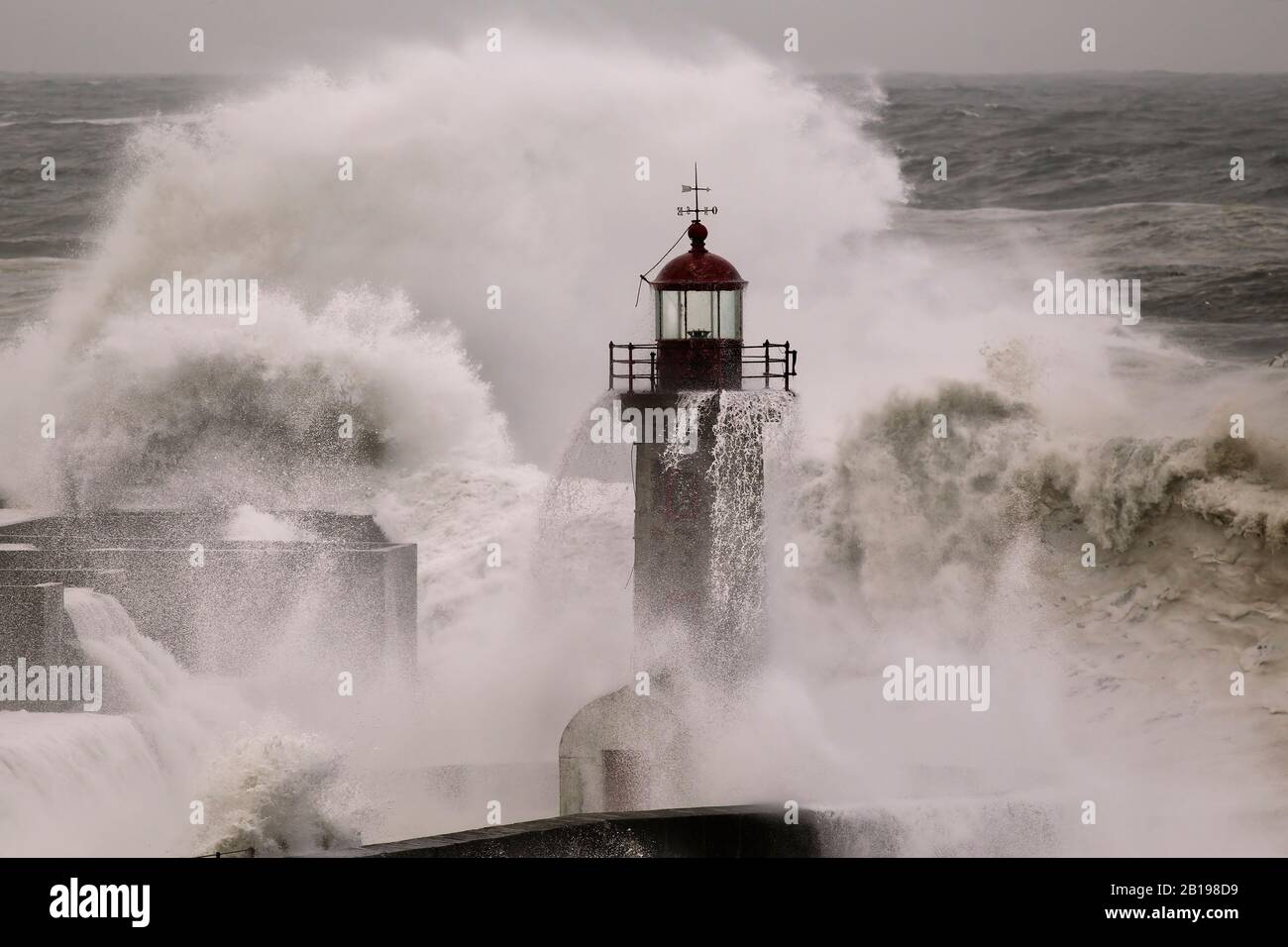 Tempête en mer. Vieux quai et phare de la rivière Douro. Banque D'Images
